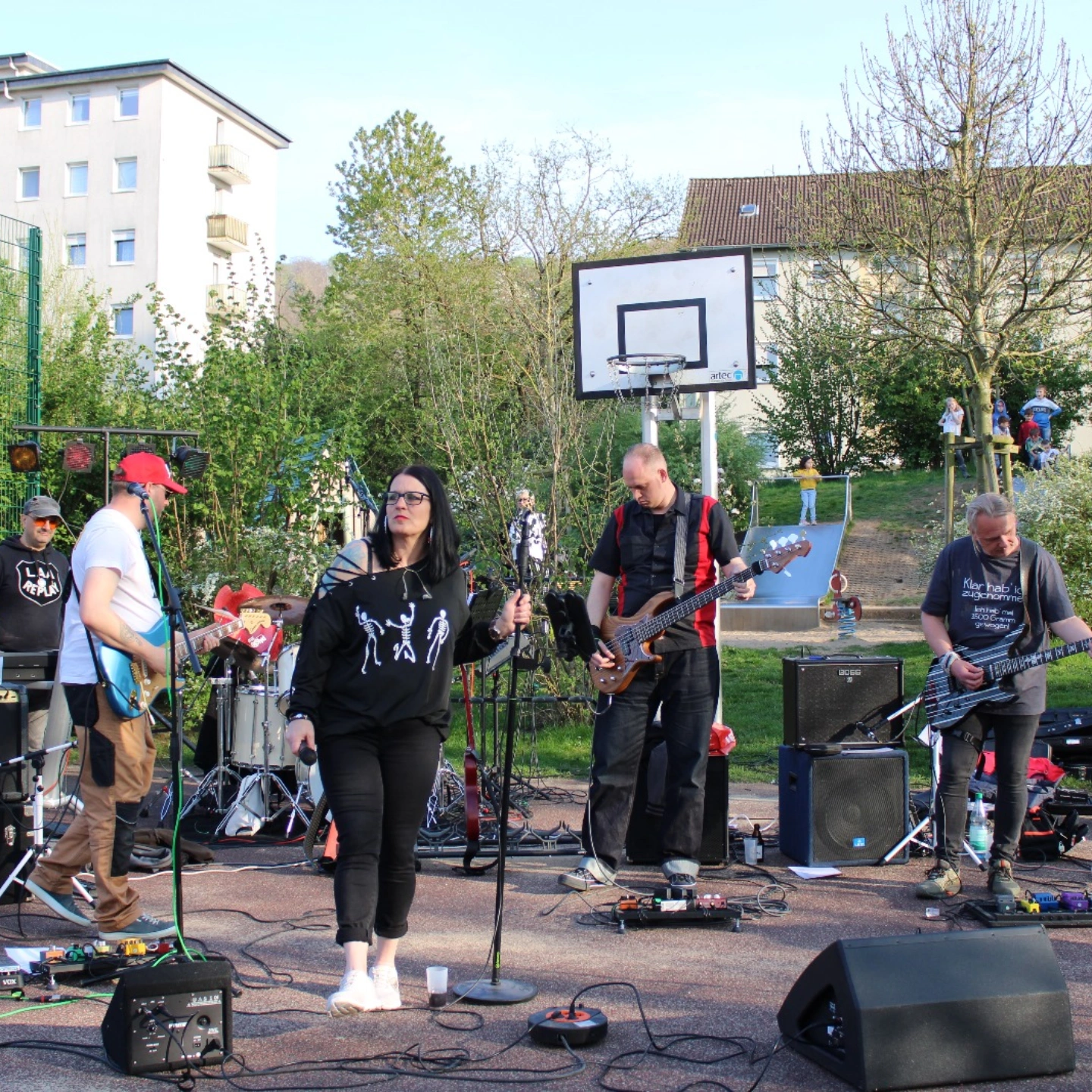 Kleinanzeige Bassist oder Gitarrist gesucht!! - Bild 1