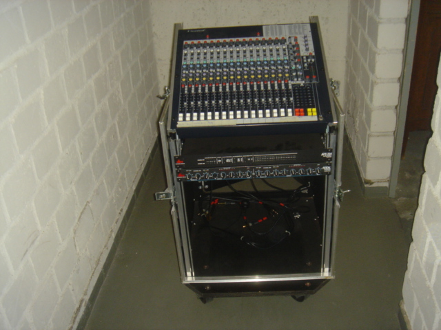 Kleinanzeige Mischpult Soundkraft FX16ii mit Compressor dbx 166xl und Supression Processor dbx AFS 224 im Roll-Case - Bild 1