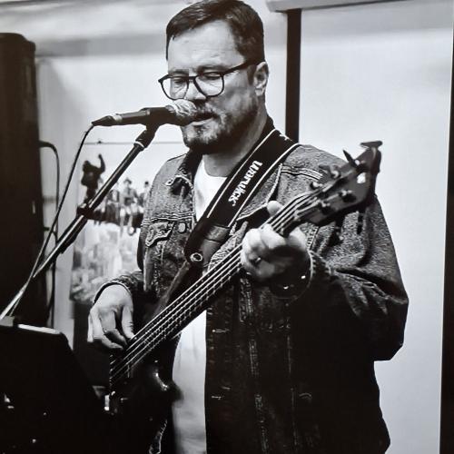 Kleinanzeige Bassist mit Gesang sucht Band - Bild 1
