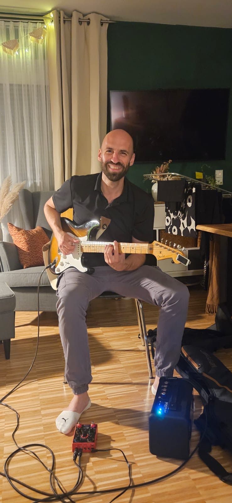 Kleinanzeige Lead-Gitarrist (38) sucht Rhythmusgitarre/Bass für smoothes Instrumental-Duo 🎸 - Bild 1