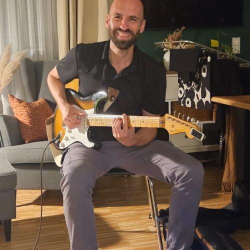 Kleinanzeige Lead-Gitarrist (38) sucht Rhythmusgitarre/Bass für smoothes Instrumental-Duo 🎸 - Bild 1