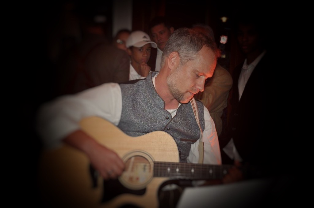 Kleinanzeige Gitarre + Gesang zum jammen - Bild 1